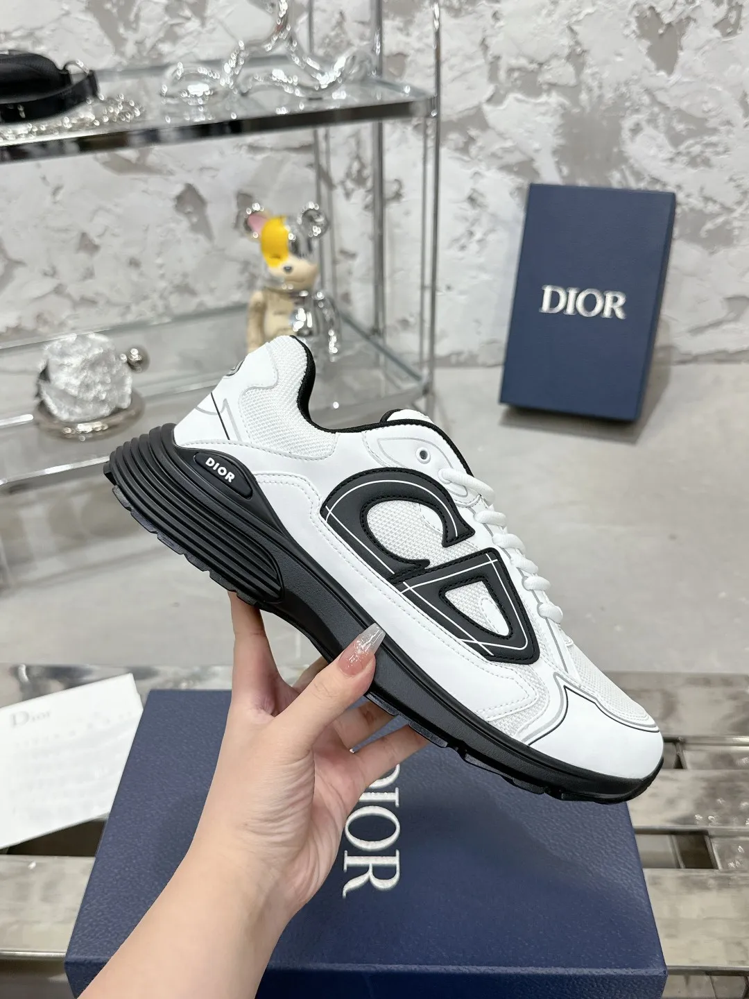 Men's men's shoes 💰600❤️❤️❤️High version Dior Dior's latest color matching B30 series reflective dad sneakers original 17380💰 purchased for development and production Brand new B30 sneakers Dad Shoes style shoes that follow the trend of the retro market The Dior logo on the tongue also indicates that this pair of shoes is the B30 model! B30 uses fine-textured leather and mesh cloth materials to form a shoe body. There are conspicuous letters CD on both sides of the shoe body to indicate identity. Many lines on the shoe body outline details to make the shoes look less monotonous and full of retro flavor. The delivery counter is exquisitely packaged🛍📦 ▪️Fabric: Original customized technical fabric + mesh ▪️Inner lining: Customized breathable lining ▪️Outsole: Original molded IP foam + TPU outsole ▪️Sole thickness: 3.5CM ▪️Size: Women’s size 35-40 / Men’s size 39-46